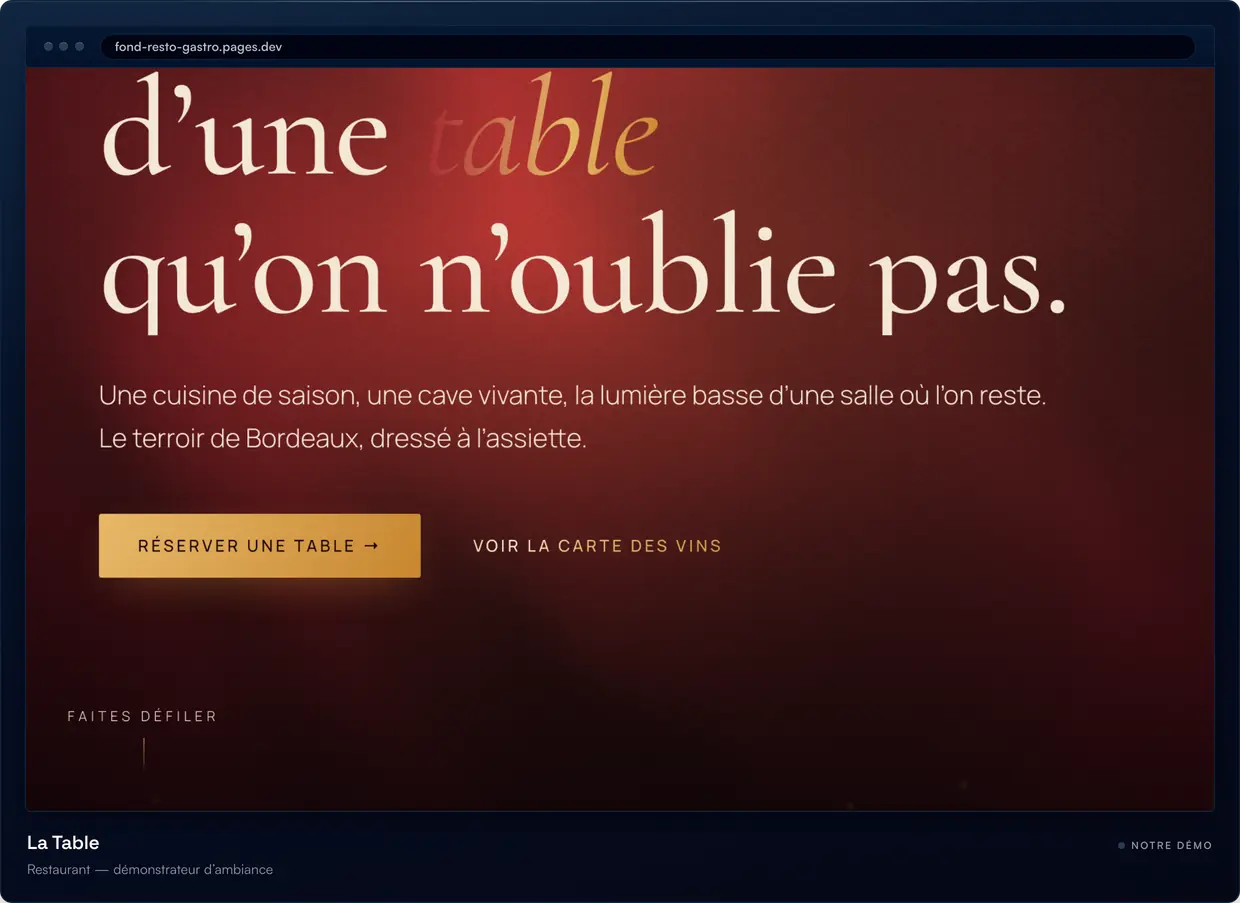 La page d’accueil de notre démonstrateur de restaurant, rouge profond, éclairée par une nappe de lumière peinte en code. Étiquette : notre démo.